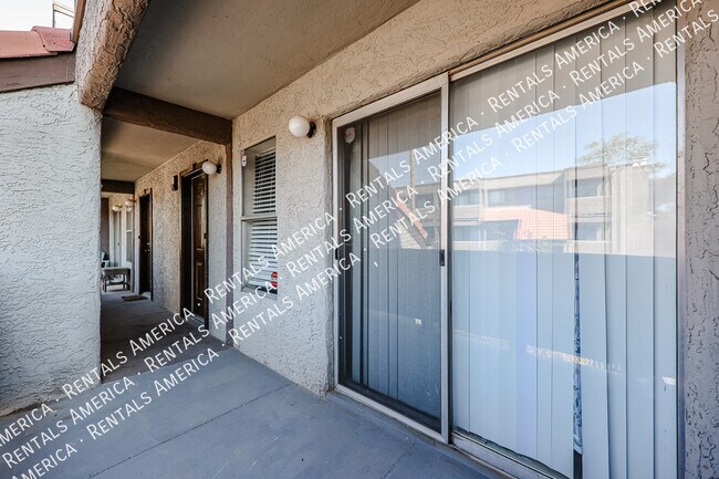 Building Photo - Check out this beautiful 2-bedroom, 2.5 ba...