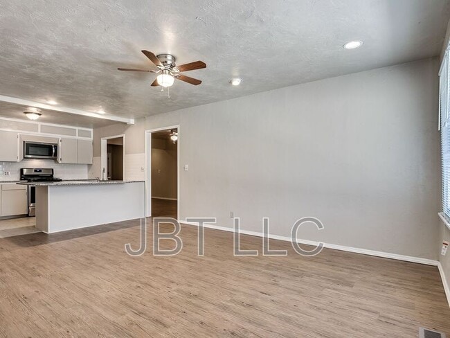 Building Photo - 2132 Andover Ct