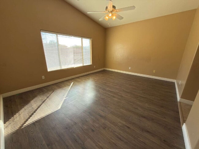 Building Photo - "Charming 3-Bedroom Oasis with 2 Baths and 1,711 Sq Ft of Comfort in Phoenix!"