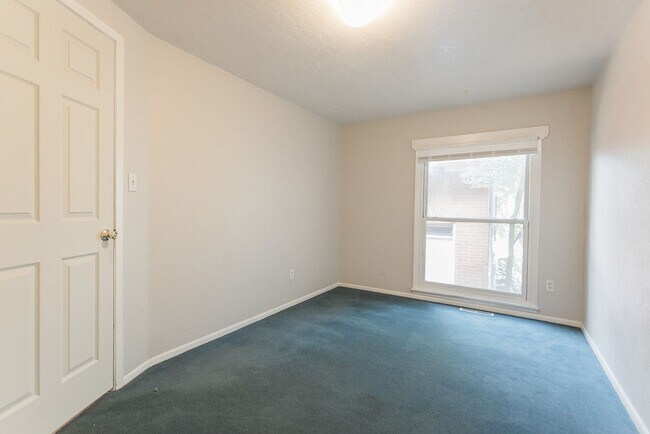 Building Photo - 604 Marine St