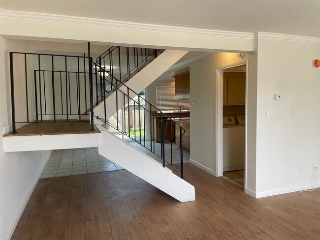 Building Photo - 3 Bedroom, 1.5 Bath Home in Parkway Neighborhood