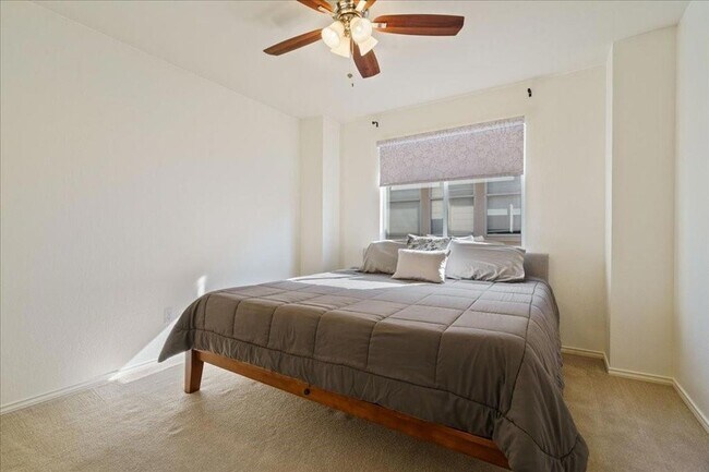 Building Photo - 5128 Bluestar Dr