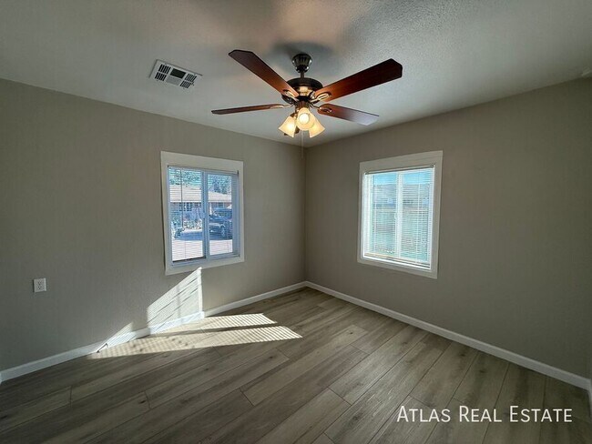 Building Photo - 1741 W Desert Cove Ave