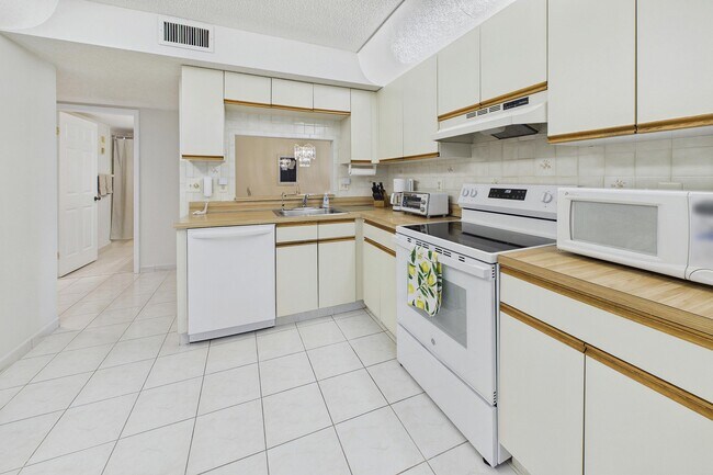 Building Photo - 15451 Pembridge Dr