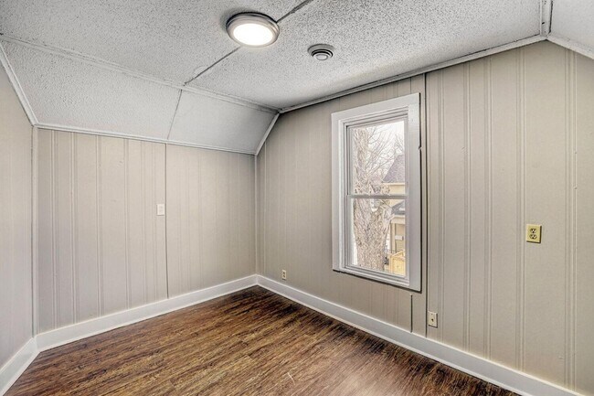 Building Photo - 911 Sims Ave