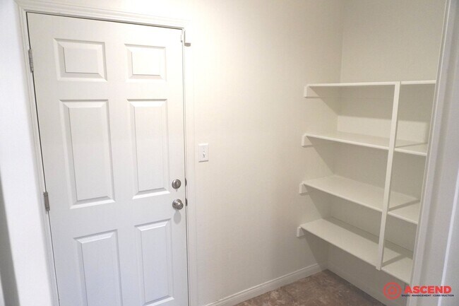 Building Photo - Beautiful Home Located in the Southeast!