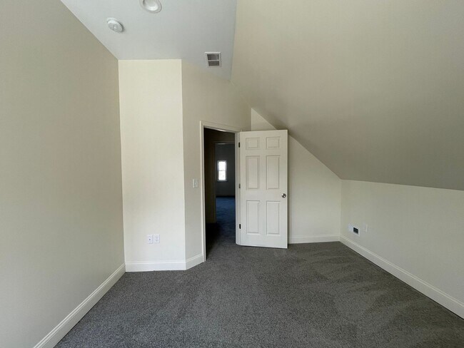 Building Photo - 6905 Belair Rd