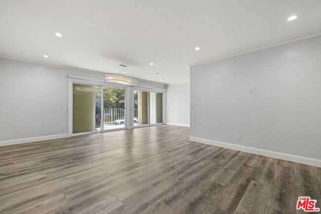 Building Photo - 423 Rexford Dr