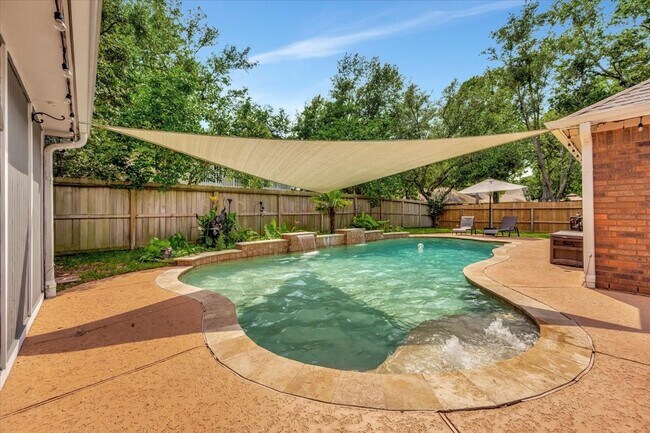Building Photo - 15402 Willow Shores Dr