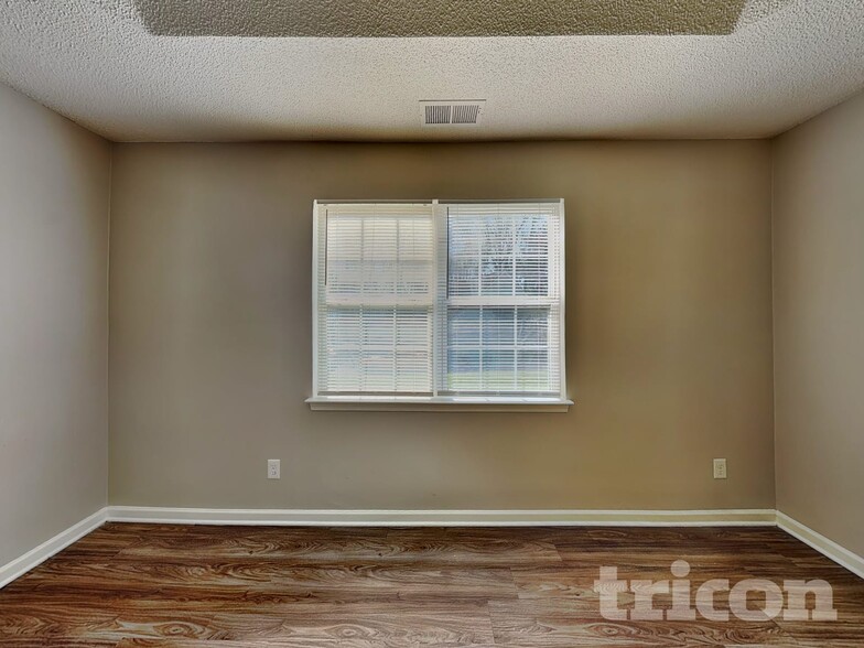 Building Photo - 2736 Daffodil Dr