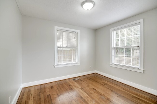 Building Photo - 1741 Oak Dr