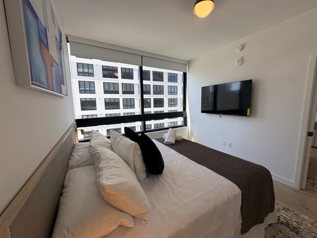 Building Photo - 225 N Miami Ave