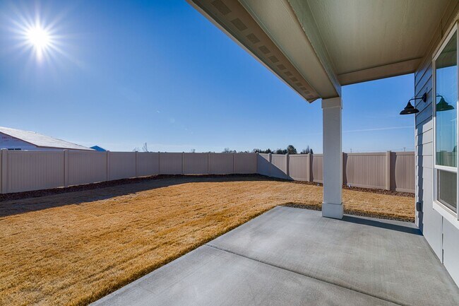 Building Photo - Custom Hunter-Douglas shutters throughout.
