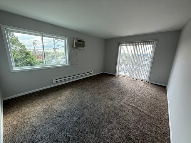 Building Photo - 1128 Des Plaines Ave