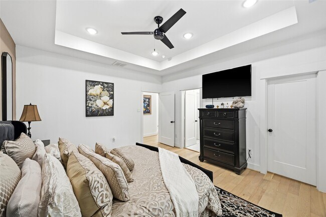 Building Photo - 2502 Tuam St