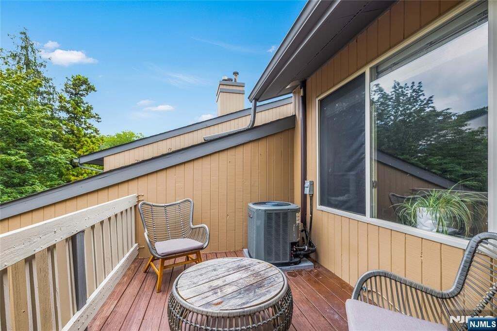 Building Photo - 8 Larkin Cir