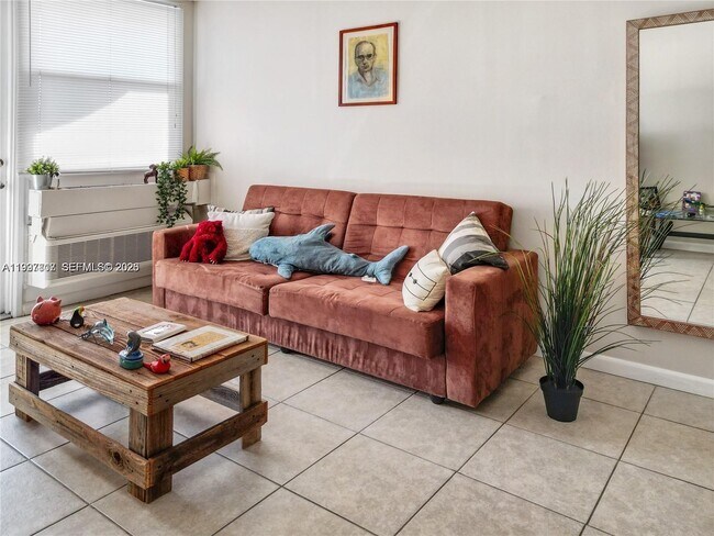 Building Photo - 2701 Riverside Dr