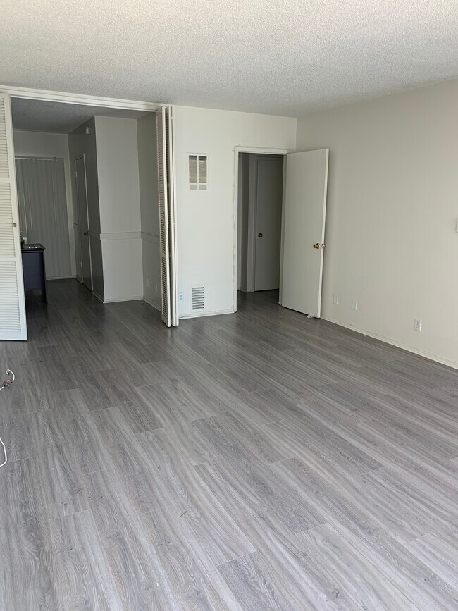Building Photo - 1560 N Laurel Ave