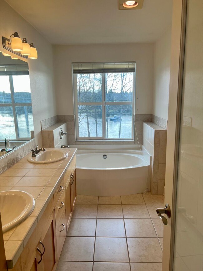 Building Photo - Townhome in Bremerton with beautiful view.