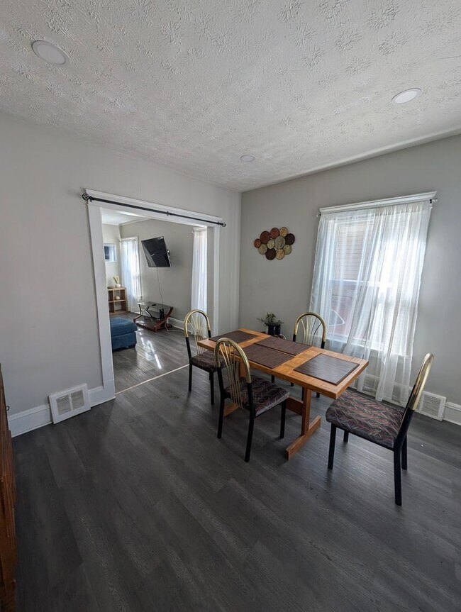 Building Photo - 10415-10415 Bernard Ave