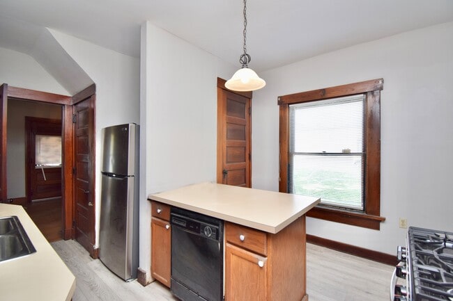 Building Photo - 23 E Parkwood Dr