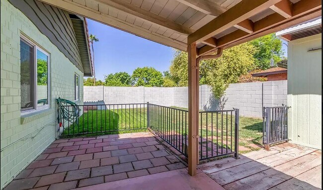 Building Photo - 1916 W Cambridge Ave