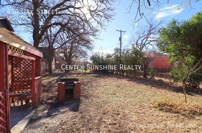 Building Photo - 410 Oak St