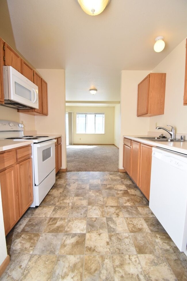 Building Photo - Townhouse style 2bed 1.5bath with attached garage