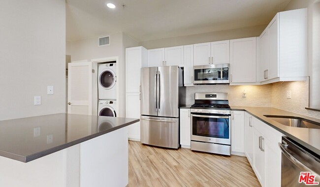 Primary Photo - 6240 W 3rd St