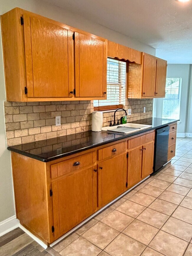 Building Photo - Updated 4BR/2BA Home in Cul-de-Sac