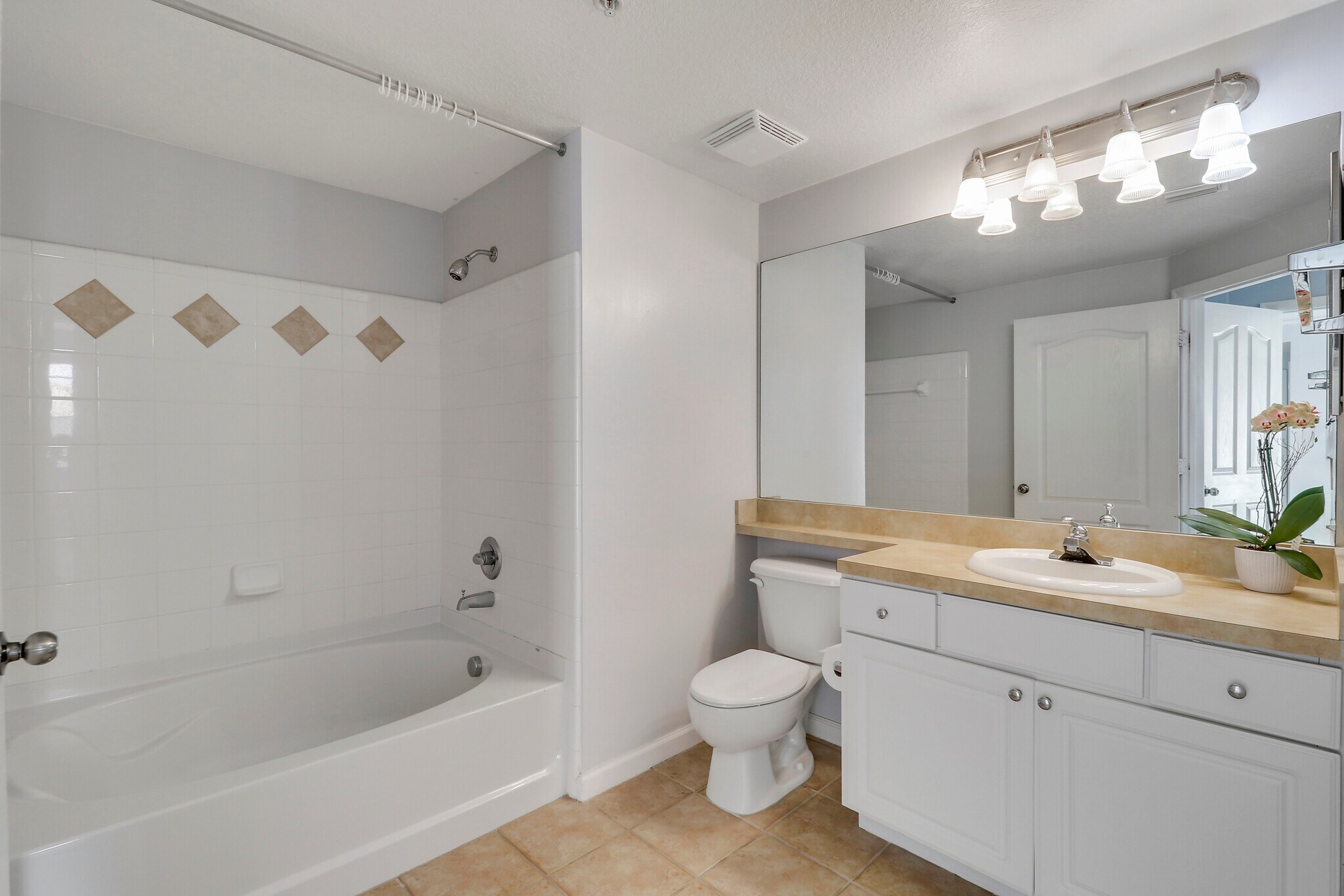 Building Photo - 4302 Myrtlewood Cir E