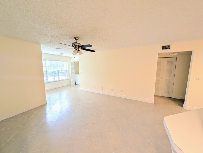 Building Photo - 437 Vista Isles Dr