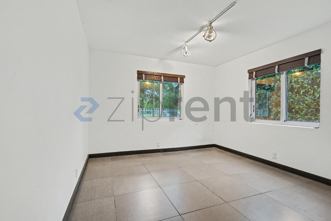 Building Photo - Unit