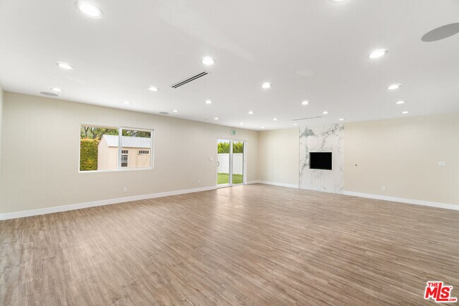 Building Photo - 17633 Nordhoff St