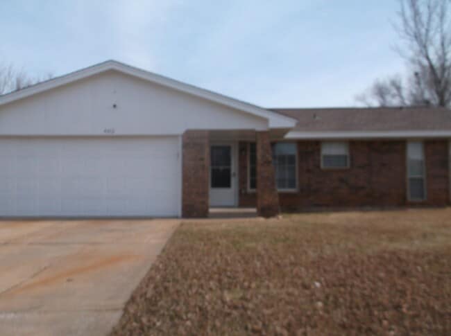 Primary Photo - Nice 3 bed, 1.5 baths, 2 car garage