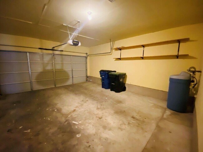 Building Photo - 124 Easy St