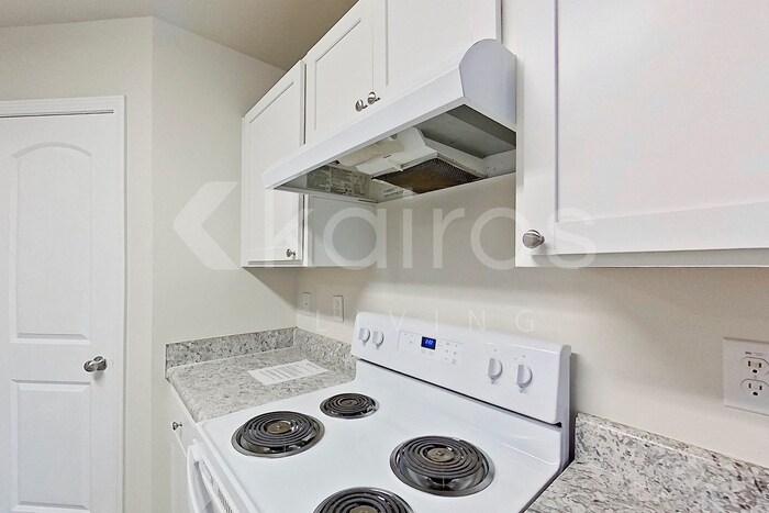 Building Photo - 5047 Sandy Hill Dr
