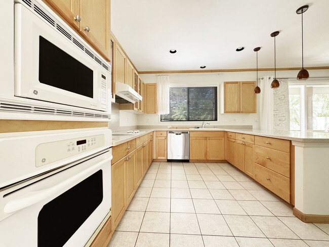 Building Photo - Spacious Ewa Beach Home with Central A/C