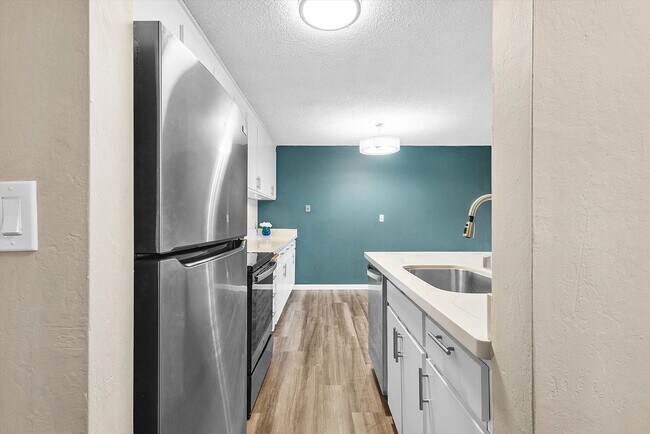 Building Photo - 960 Shorepoint Ct