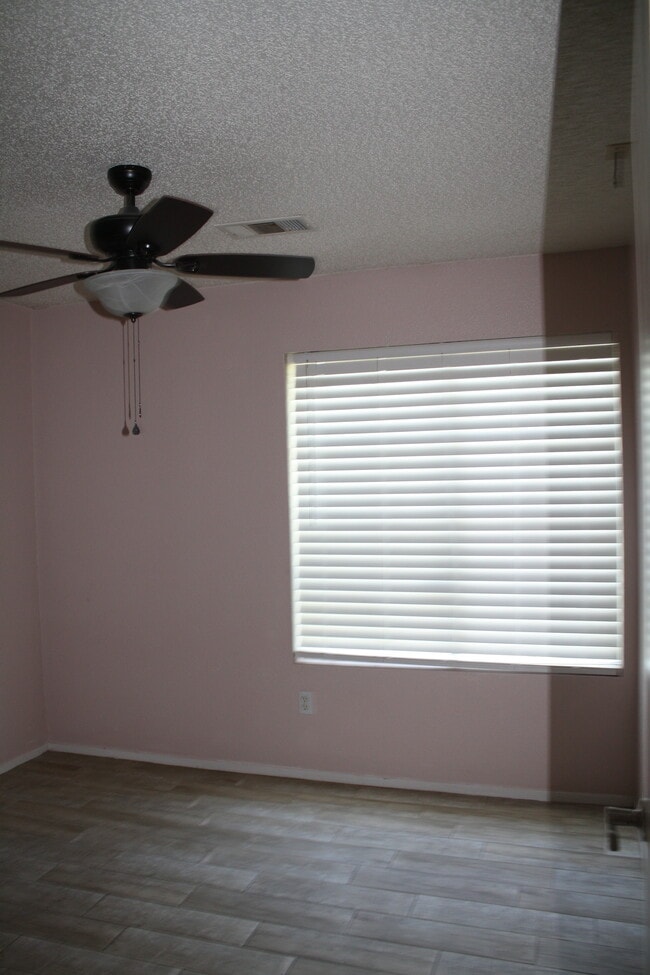 Building Photo - 2119 Foxglove Ct