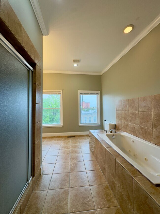 Building Photo - Charming 3-Bedroom Townhome with Modern Am...