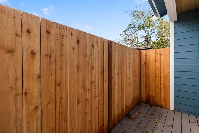 Building Photo - Halleck Townhomes Triplex