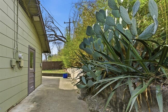 Building Photo - 2402 Little John Ln