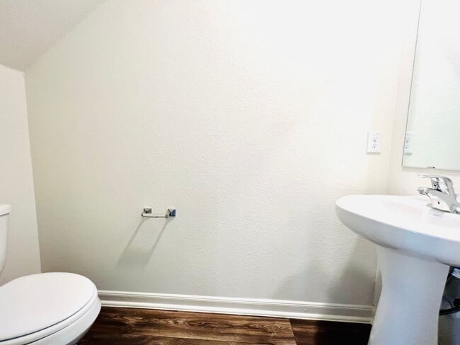 Building Photo - Gorgeous 3 bedroom | 2.5 bath home in great location!