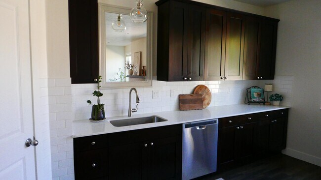 Building Photo - 323 E Pages Ln