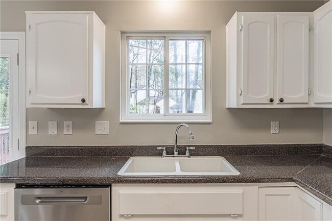 Building Photo - 210 Littlewick Way