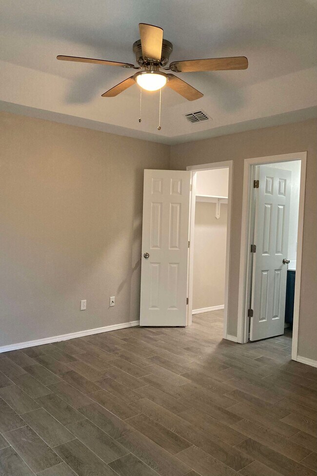 Building Photo - 405 Poblano Dr