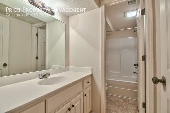Building Photo - Prairie Haven Duplex - Available January 19th