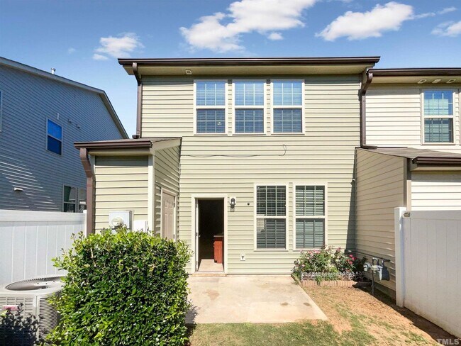 Building Photo - 3 Bedroom 2.5 Bathroom End Unit Townhome w/ 1 car garage, fenced in backyard in Flowers Plantatio...