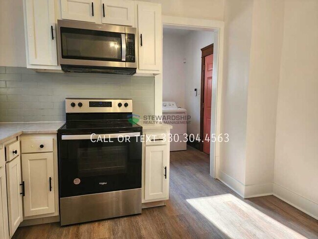 Building Photo - 687 Allyn St